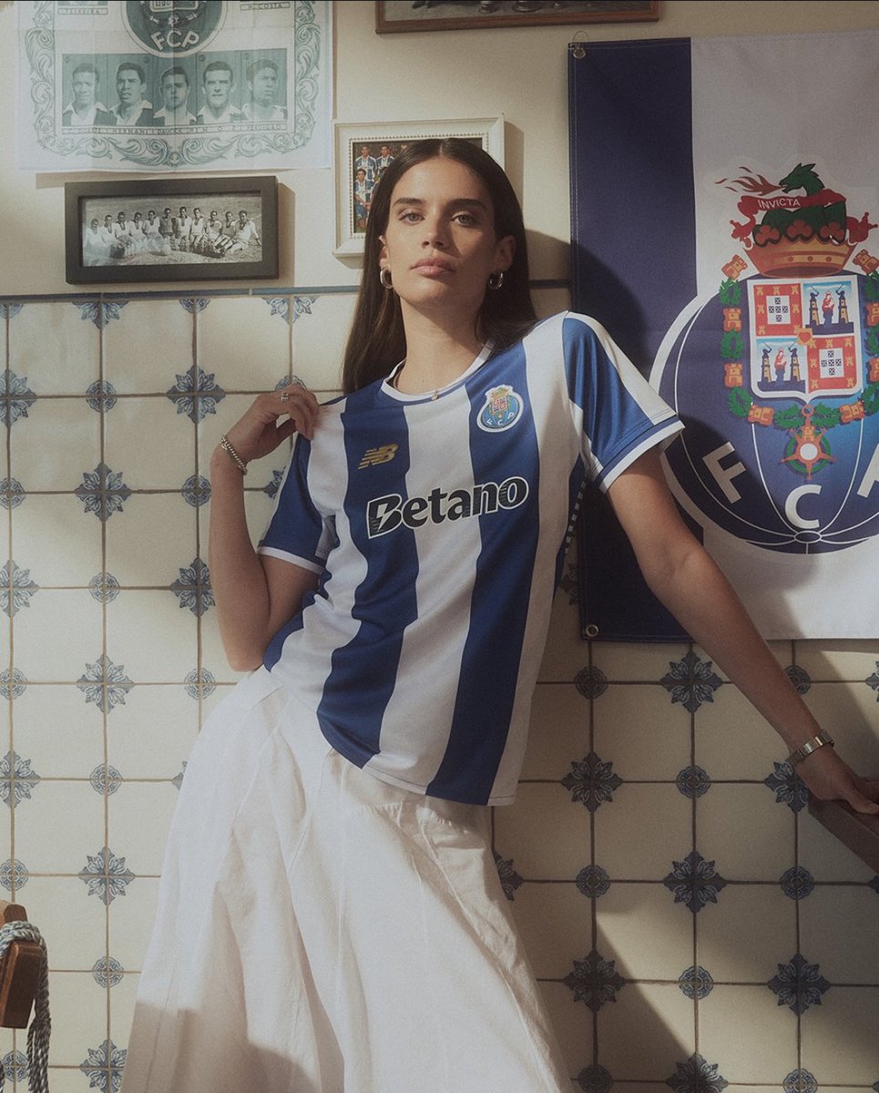 secretshirtco's tweet photo. FC Porto’s new home shirt. ⚪️🔵

Love the setting here. 👌 https://t.co/dNf8IoIFsJ