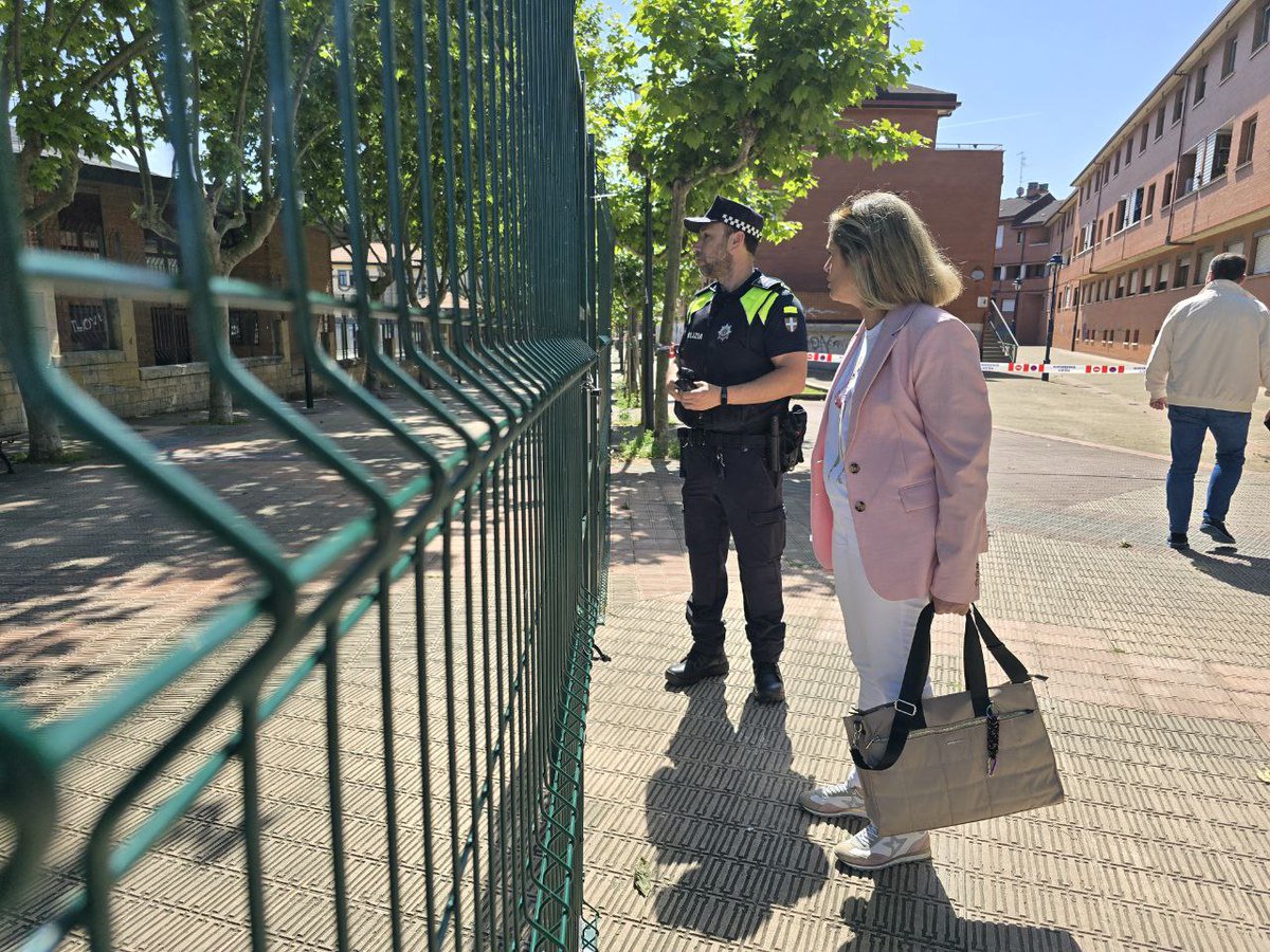 infobarakaldo's tweet photo. 📣La alcaldesa @Amaiadelcampo, ha acudido esta mañana a la Ikastola Alkartu después de que se hubiese recibido una llamada al 112 por un escape de gas en las obras de rehabilitación que se están llevando en el centro.

👉Tras comprobar que los bomberos y la Policía Local tenían la situación controlada, ha estado junto con la dirección del centro para comprobar que el alumnado se encontraba seguro. La actividad del centro ya ha vuelto a la normalidad.  

🔊Desde el Ayuntamiento queremos agradecer la rápida actuación del equipo directivo, tomando las precauciones adecuadas con el alumnado, así como a los y las profesionales de @BomberosBizkaia y la Policía Local por su rápida actuación.

#Barakaldo #BarakaldokoUdala