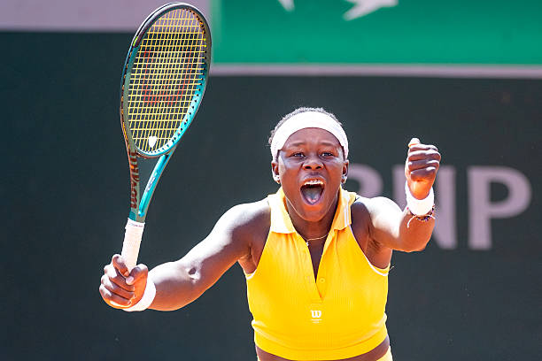 Five straight-set victories in a row for Canadian 18-year old Victoria Mboko at #RolandGarros

Three in qualifying and two in the main draw. Just beat Eva Lys 6-4 6-4 to reach the third round of her first Grand Slam main draw event. 

Welcome to the big time

#getty #frenchopen