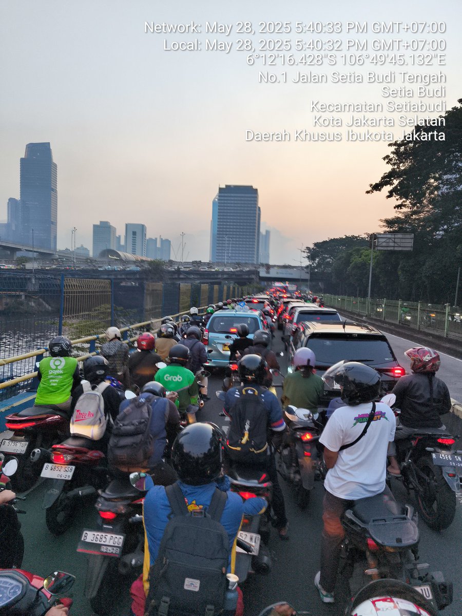 Gegara ada si komo lewat, macetnya stuck sampe berhenti. <a href="/DKIJakarta/">Pemprov DKI Jakarta</a> <a href="/InfoJKTRaya/">Info Jakarta</a>

Lokasi : jalur arah Sudirman samping waduk Setiabudi