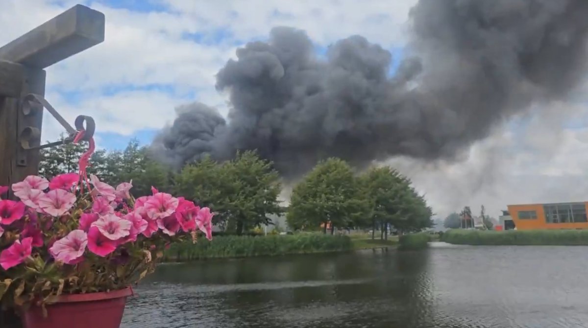 Brand in bedrijfspand met rookontwikkeling