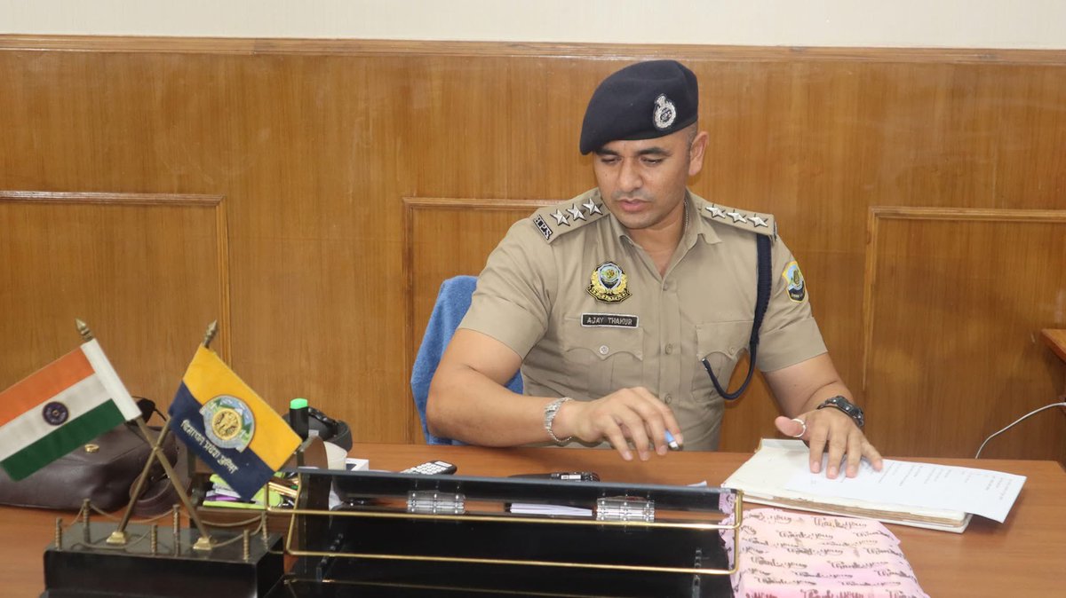 अंधे उठा रहे हैं मेरे किरदार पर उंगलियां,, 
और बहरो को शिकायत हैं कि मैं गलत बोलता हूँ..!!