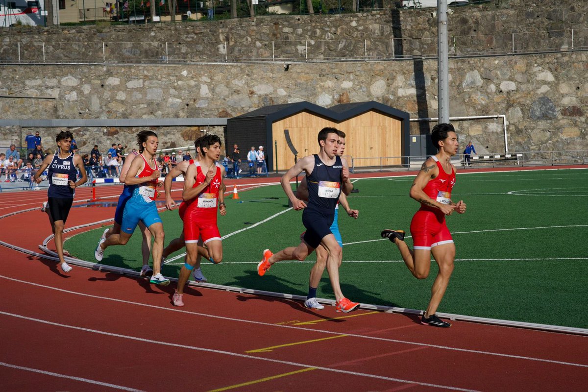 L'atleta <a href="/PolMoya4/">Pol Moya Betriu OLY</a>, medalla d'or als 800 metres dels Jocs dels Petits Estats. Triomf també de Nahuel Carabaña als 3.000 m obstacles. #Andorra #Pirineu #atletisme #Andorra2025 📷FAA + info: tuit.cat/Rab30