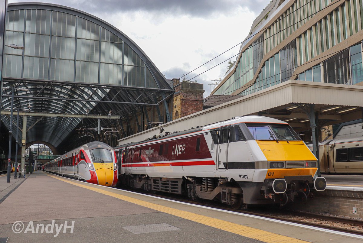 holtona72's tweet image. Another angle on #LNER 91101 'Flying Scotsman' in front of the shed at King's Cross on bank holiday Monday afternoon. She had arrived with 1A30 from Leeds &amp;amp; would depart with 1D21 back to Yorkshire at 16.03. #ECML @225groupuk 26/5/25