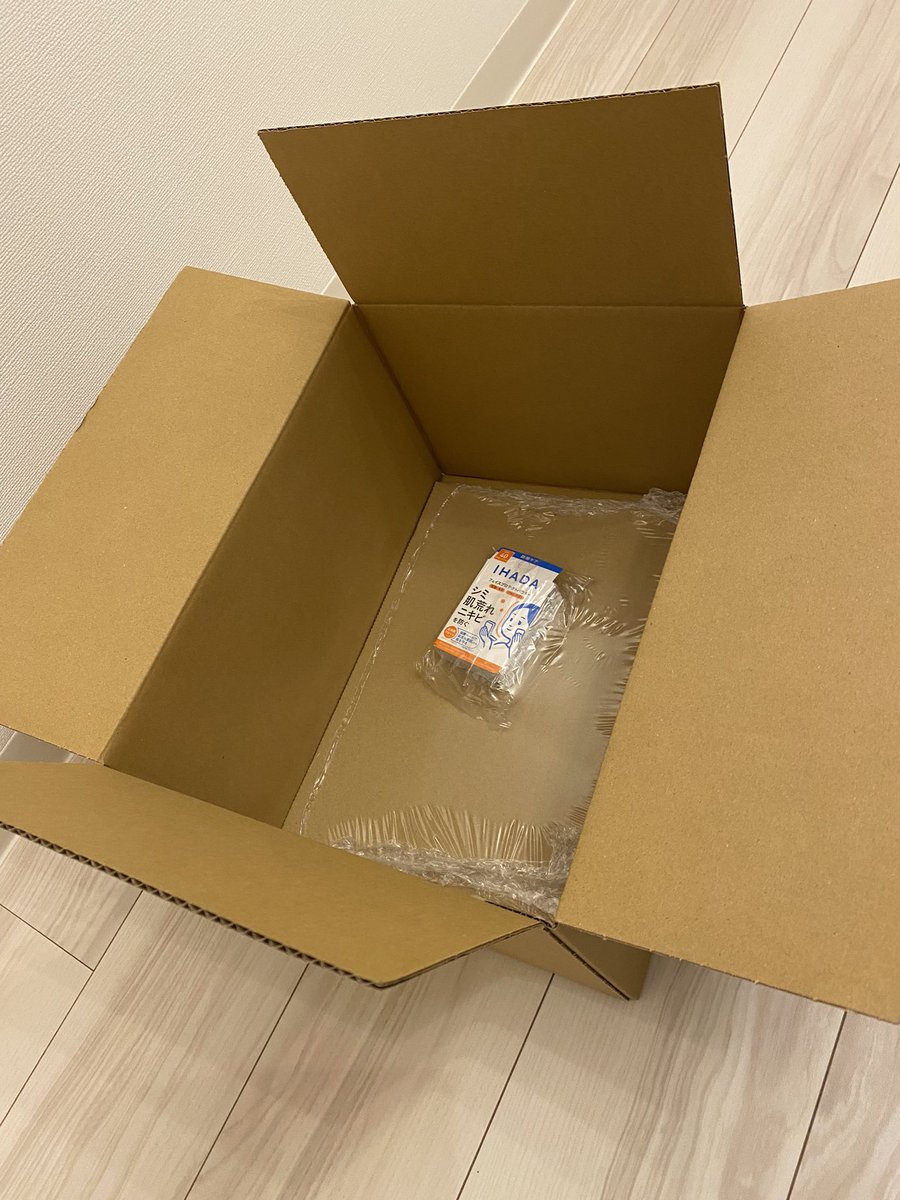 tokkimi's tweet photo. ネット通販で注文した品が届いて笑った
ひとつだけ買ったの恐縮しちゃいました　こんなに大きいダンボール　立派すぎ https://t.co/q1PLPj7I9H