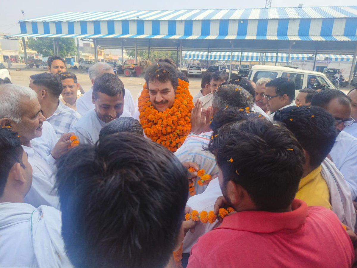 रूतबा रियासत और जायदाद का नहीं
स्वाभिमान व जमीर का होता है.......!                   <a href="/bishnoikuldeep/">Kuldeep Bishnoi</a> <a href="/bbhavyabishnoi/">Bhavya Bishnoi</a> <a href="/randhirpanihar/">Randhir Panihar</a> <a href="/vinodnirmalkyt/">Pandit Vinod Nirmal</a> <a href="/Ankurnirmalkyt/">Ankur Nirmal</a>