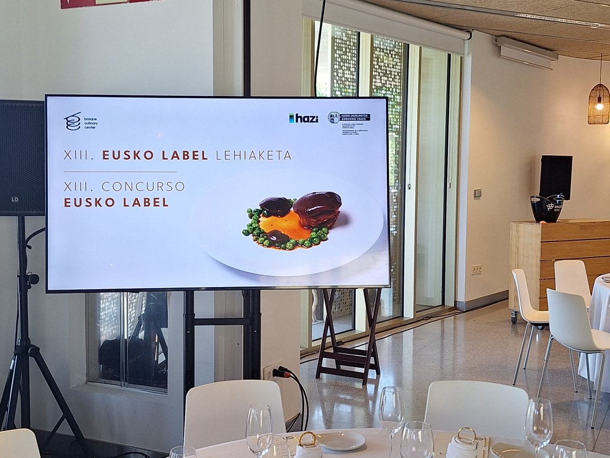 👩‍🍳🧑‍🍳El talento joven está trabajando esta mañana en el Concurso de Pintxos Eusko Label en el Basque Culinary Center. 

Estudiantes de 1º curso han transformado productos de calidad de Euskadi en auténticas obras de arte.

Esta tarde conoceremos a las personas ganadoras.