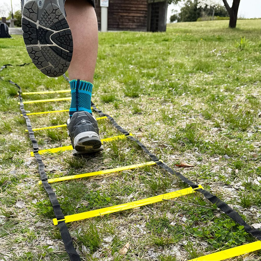 bauerfeind_ps's tweet image. フットワークの強化やバランス感覚を養うのにぴったりなラダートレーニング🏃
スムーズにこなすには、正しい姿勢と動きの連動が欠かせません。

#BAUERFEIND の足首サポーターは、足首の動きを適度にコントロールし、フォームの乱れを抑えるソックスタイプのサポーター。

🔗 bauerfeind.p-supply.co.jp/product/sports…