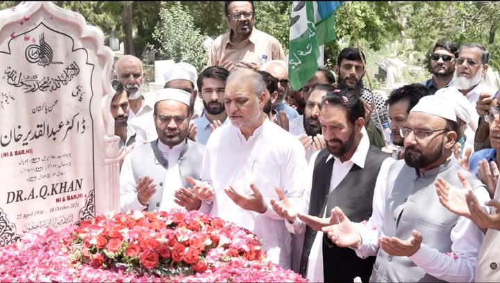 اسلام آباد- امیر جماعت اسلامی پاکستان حافظ نعیم الرحمٰن کی یوم تکبیر و یوم ڈاکٹر عبدالقدیر کے تناظر میں پاکستان کو ایٹمی قوت بنانے والے محسن پاکستان ڈاکٹر عبدالقدیر کے مرقد پر حاضری و فاتحہ خوانی۔ نائب امیر جماعت اسلامی پاکستان میاں محمد اسلم 

#یومِ_ڈاکٹرعبدالقدیرخان