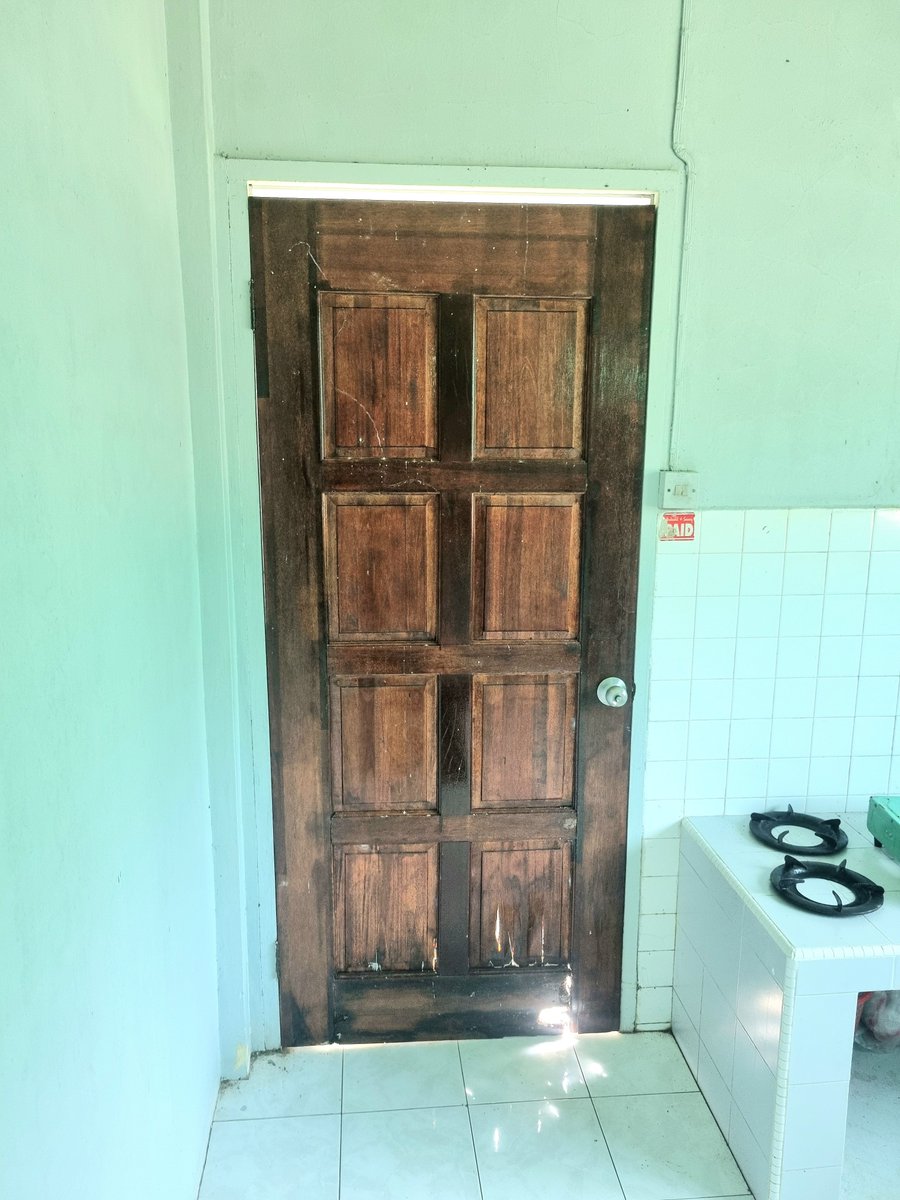 thereal_jayhay's tweet photo. Meanwhile at ground level I have been busy moth-proofing the door #priorities
Yes ok those holes look small but I have witnessed a huge moth FOLD ITS WINGS to sidle through a gap smaller than they so am taking no chances here ⛔🦋⛔
#FieldworkLife #PhobiaTroubles #Lepidopterror https://t.co/cOvwxG4E5F