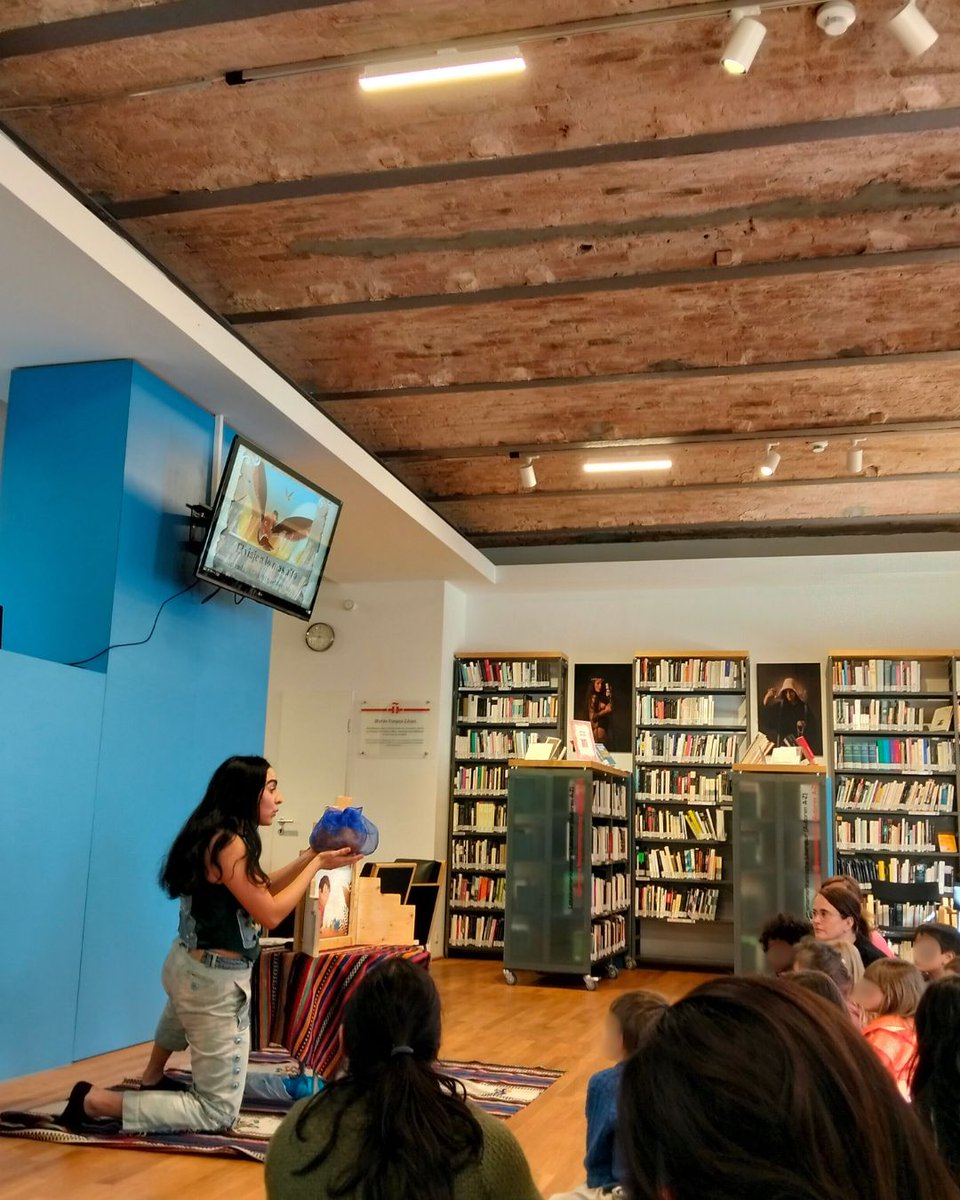 Gracias a todas las familias que nos acompañaron en el cuentacuentos del viernes pasado. Un aplauso especial para Ale Alday quien, con su mágico Kamishibai Ambulante, nos hizo cruzar fronteras y subir a lo más alto.
¡Nos vemos en la próxima! ❤️📚
#Cuentacuentos