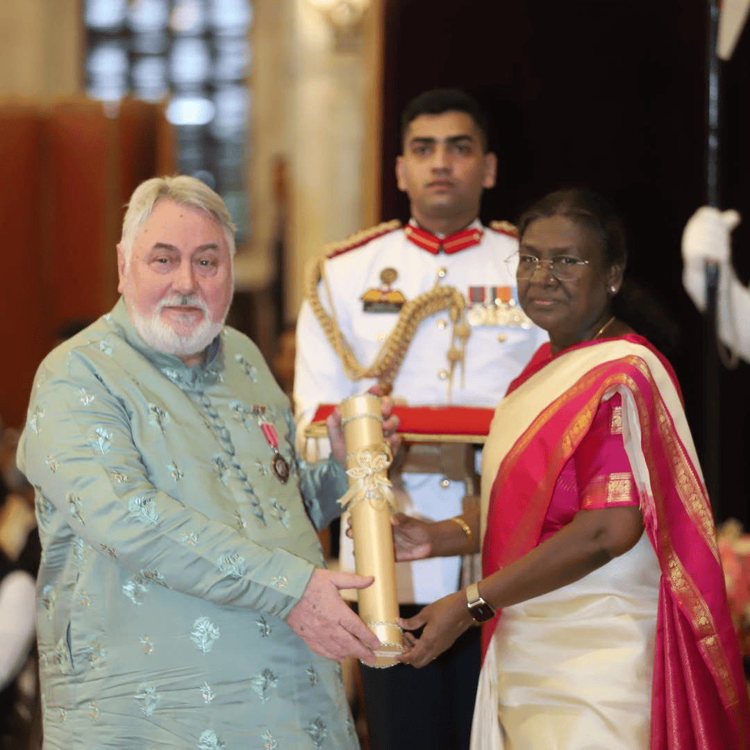 PuneTimesOnline's tweet photo. #BarryJohn receives the #PadmaShri from President Droupadi Murmu for his contribution to performing arts. Mentor to #ShahRukhKhan, #ManojBajpayee & more, he says, “This recognition belongs to every student, every story.”
#IndianTheatre #TimesofIndia #Pune https://t.co/HqfMewZ0ot