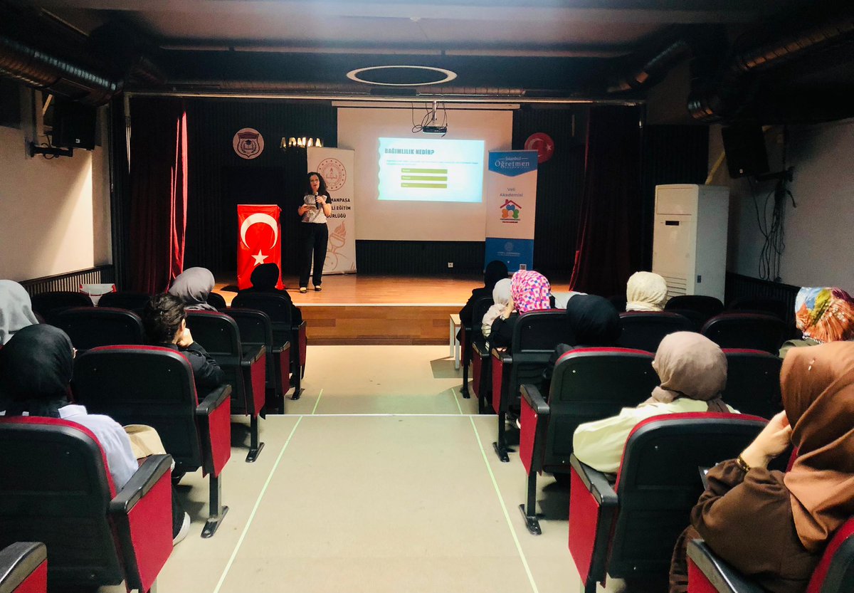 Müdürlüğümüz koordinesinde ve Veli Akademileri kapsamında Adnan Menderes Ortaokulu’nda, İstanbul Üniversitesi Dr. Öğr. Üyesi Nermin Taşkale tarafından  “Oyun Bağımlılığı”  konulu seminer gerçekleştirildi. Şube Müdürümüz Müslüm Yıldız kendisine belge takdim etti.