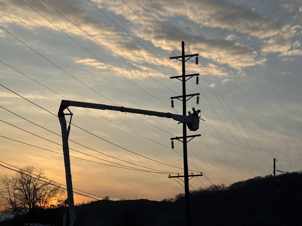 TallmanEquip's tweet image. ⚡ Want to be featured next?
SEND IT IN: l8r.it/YDCq

This week’s featured photo was sent in by Darin Stefano. Thanks for sharing your view from the job! 💪

#LinemanLife #LineworkPride #PhotoOfTheWeek