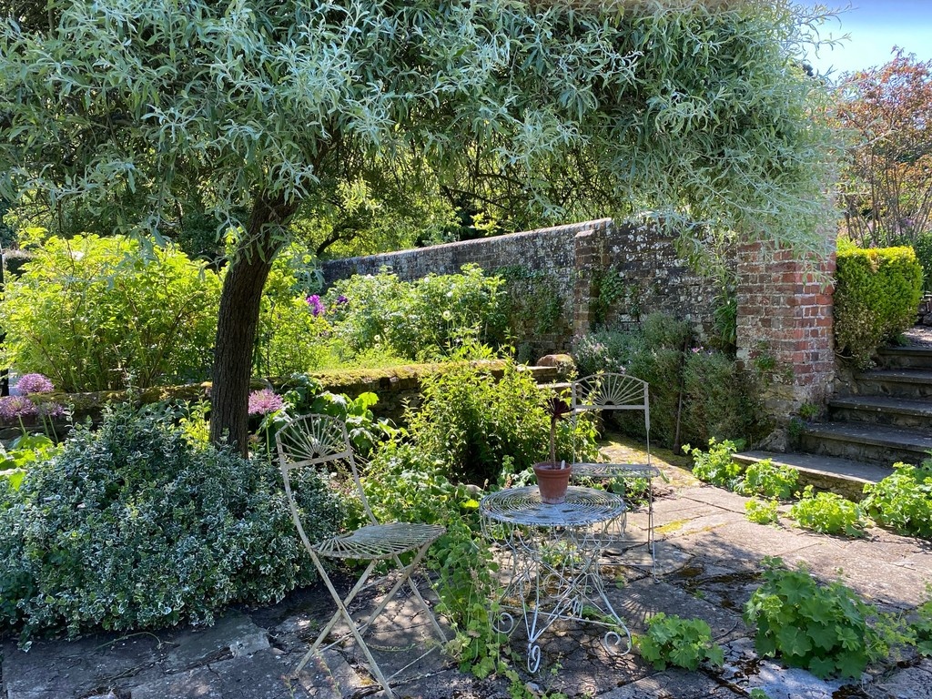 📷️Brome House, West Malling Early Summer Gardens

Enjoy six lovely gardens that are entirely different from each other, fantastic inspiration whatever your garden size &amp; style. 

Sun 1 Jun
findagarden.ngs.org.uk/garden/23136/w…

#gardensopenforcharity #gardensaregoodforyou #gardeninspiration