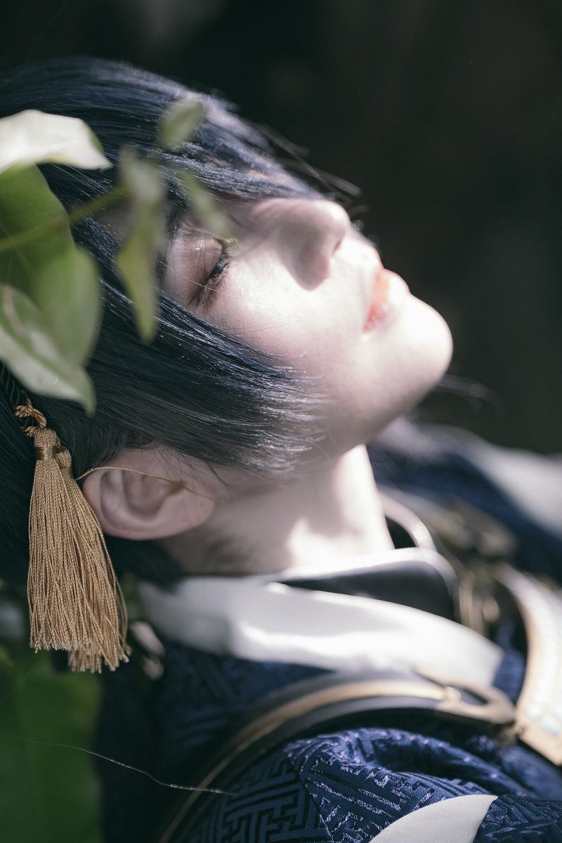 falliceriver's tweet photo. 喜歡這幾張是因為看起來冷冷的
自己覺得有一種無機感🌙

謝謝春鳴在大熱天的廁所外把我拍得這麼乾淨冰涼（
把乾燥脫妝修掉外也沒什麼修我真的是大感謝⋯⋯我的朋友都好會把我拍好看
今天回家要先放棄曹操，先來繼續修圖剪假髮了

📷 Ig @harumei_idontcar 
#刀劍亂舞 #cosplay #三日月宗近 #刀剣乱舞 https://t.co/Ms65my8phz