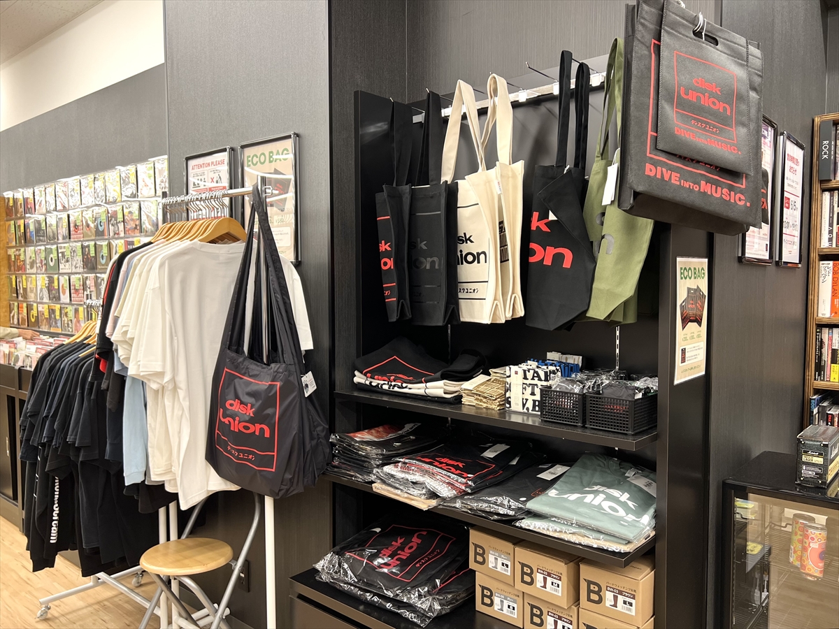 レコード店のグッズコーナーで唐突に展示されている長靴は「夏フェス
