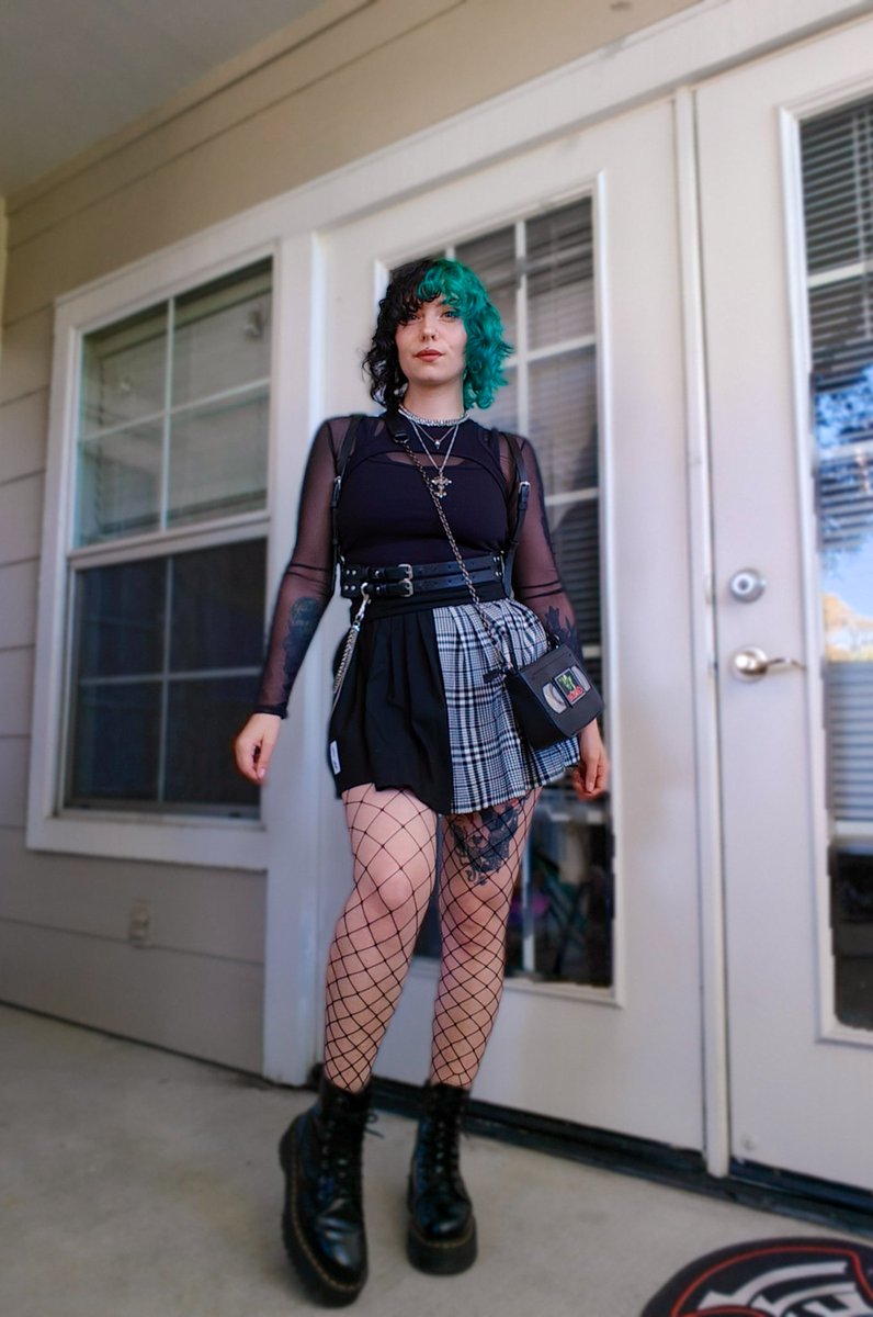 Anyway, this random woman at the Honey Revenge concert told me that I was the most beautiful person at the venue and I'm gonna ride that high for a little bit 🖤✨