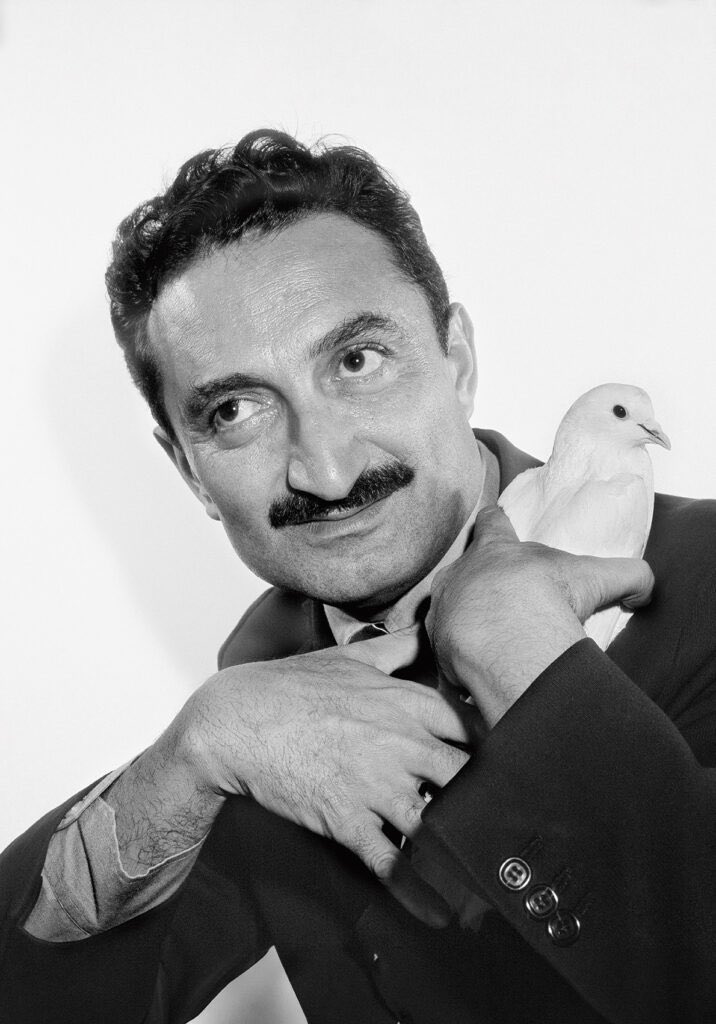 TurkeySecular's tweet image. Bülent Ecevit 100 yaşında.

Gazeteciydi. Şairdi. Siyasetçiydi.
En çok da “halkçıydı”.
“Ne ezilen ne ezen, insanca hakça bir düzen” diyebilen, onurlu bir siyaset dilini benimseyen bir liderdi.

Barışçıl bir dilin, ilkeli bir duruşun, aydınlık Türkiye idealinin hatırasına saygıyla.