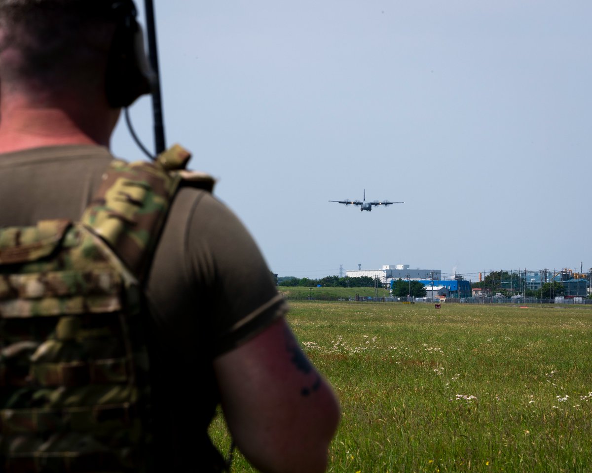 横田基地のC-130Jがフォックストロット誘導路を滑走路に見立て離着陸