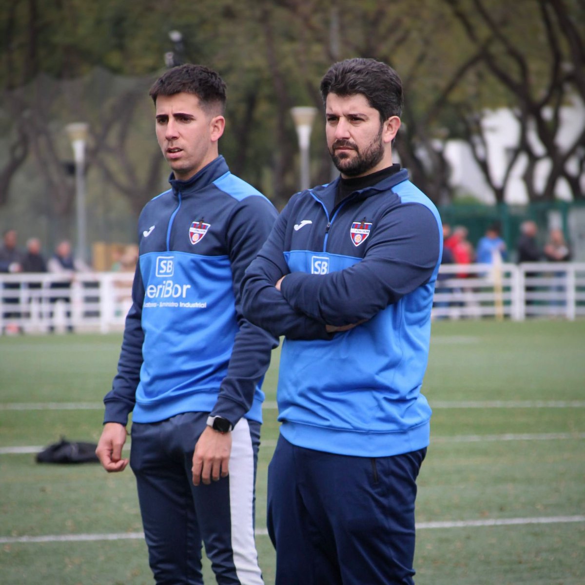 El trabajo no se negocia, y este cuerpo técnico lo ha hecho sin parar durante este año… 
¡Sois historia del CDA! 💙❤️

#YOMEQUEDOCONTIGO