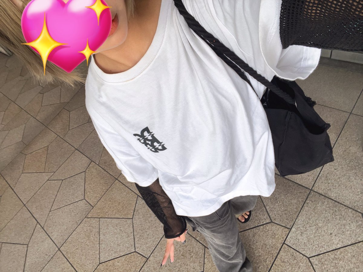 nanakoara__'s tweet photo. バイト終わりでボサボサだけどこんな格好でグッズだけいくよー！
良かったら声掛けて、！！ https://t.co/ioOi5kQWqI