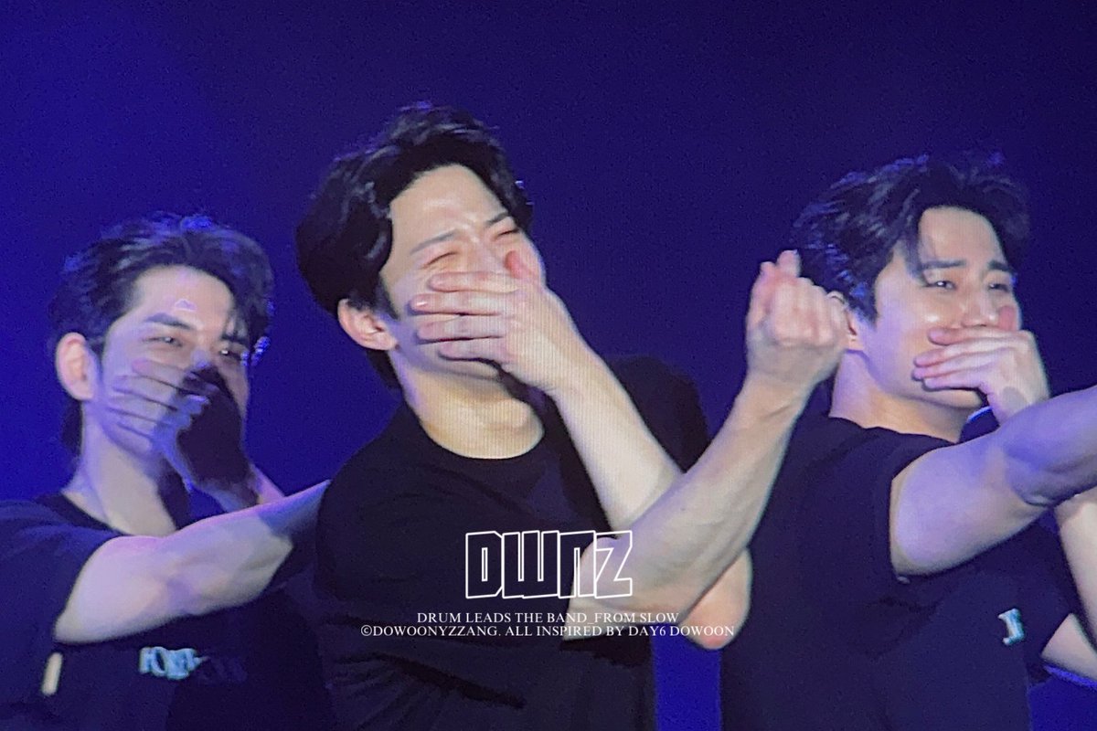 dowoon dan 2 bayangan nya 😭