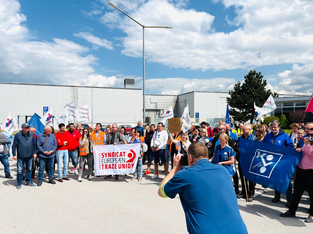 🪧 Nearly 600 workers at ECCO Slovakia a.s. are facing collective dismissal – many after years, even decades, of loyal service. Their employer now seeks to part ways without offering fair compensation or engaging in honest dialogue.

✊In response, workers and trade unionists