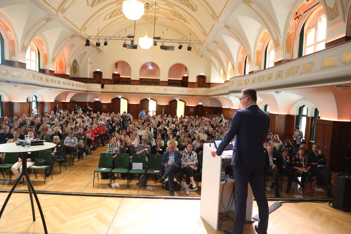 BildungTH's tweet photo. Future Skills - Schlüssel zur digitalen Zukunft.🔑💡
In Jena diskutierten 450 Fachkräfte über Chancen &amp; Herausforderungen der digitalen Transformation.
@Chr_Tischner: „Future Skills helfen uns, in einer komplexen Welt sicher zu navigieren.“
▶️#Dialogtour: https://t.co/QFK0oHfoxM https://t.co/vKVVrD7ZFW