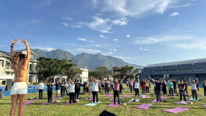 Around 100 people take part in a yoga activity held by the Cabinet-level National Development Council and Taitung County Government May 24-25 in Changbin Township, eastern Taiwan. The event is part of a regional revitalization initiative implemented by the NDC. (Courtesy of NDC)