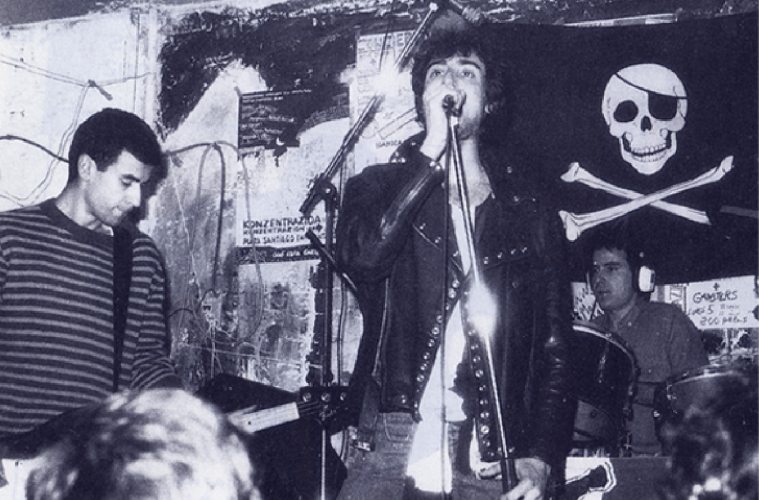 2005/05/08. MCD taldeak azken aldiz jo zuen Santana aretoan. "Zuzeneko Hileta" honekin 1979an hasitako ibilbide bat amaitu zen, Euskal Herriko punkaren erreferente handienetako bat izanik.   

#BilboHariGorria 
#MCD