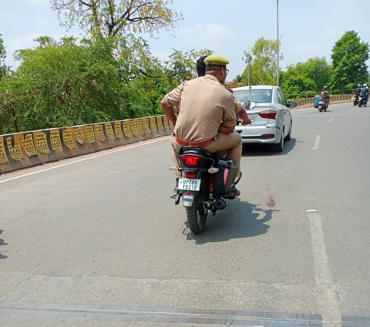 0471rahul's tweet photo. दरोगा जी फुल मजे ले रहे हैं 
@kanpurnagarpol @DMKanpur @adgzonekanpur @CMOfficeUP @kanpurtraffic https://t.co/5DBHyMzMcz