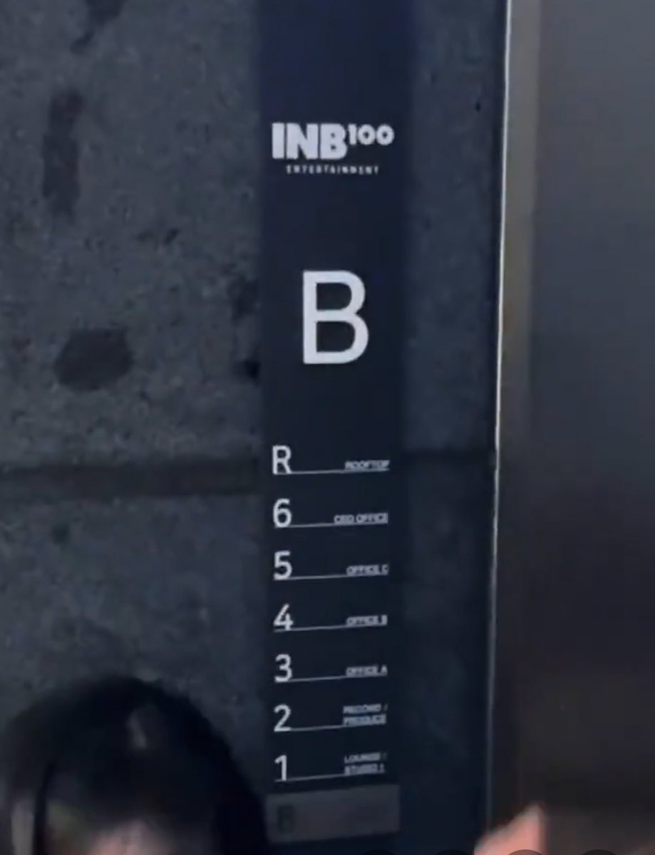 enjieLou's tweet photo. INB BUILDING

R- Rooftop
6th Floor - CEO Office
5th Floor - Office C
4th Floor - Office B
3rd Floor - Office A
2nd Floor - Recording/Producer??
1st Floor - (Can't read it 😅) https://t.co/VxtMieteoA