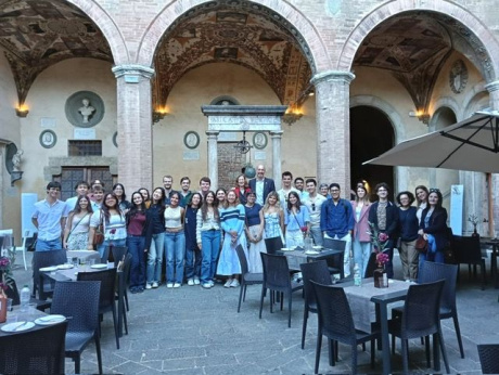 Università di Siena (@unisiena) on Twitter photo ‼️A Siena le delegazioni di <a href="/Yale/">Yale University</a> e #TulaneUniversity
🔴Il prof. #SimoneBorghesi, delegato alle Relazioni internazionali, ha accolto le delegazioni nell’ambito della tradizione secolare che vanta l’#Università di #Siena negli scambi internazionali.
👉 unisi.it/unisilife/noti… ‼️A Siena le delegazioni di <a href="/Yale/">Yale University</a> e #TulaneUniversity
🔴Il prof. #SimoneBorghesi, delegato alle Relazioni internazionali, ha accolto le delegazioni nell’ambito della tradizione secolare che vanta l’#Università di #Siena negli scambi internazionali.
👉 unisi.it/unisilife/noti…
