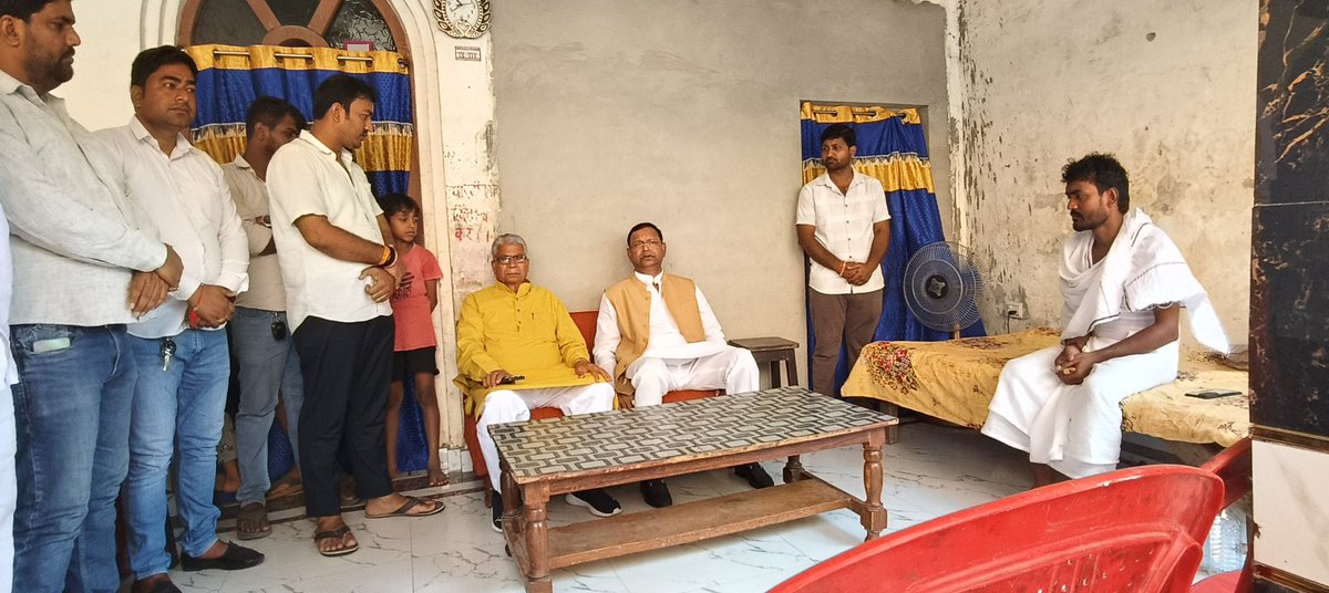 Gyanendra Singh (मोदी का परिवार) (@gyanendramla) on Twitter photo परतावल बाजार में मण्डल उपाध्यक्ष श्री बागेश कसौधन जी के पूज्य पिता जी के निधन उपरांत, मा० केंद्रीय मंत्री वित्त राज्यमंत्री भारत सरकार श्री <a href="/mppchaudhary/">Pankaj Chaudhary</a> जी के साथ उनके यहां पहुंचकर शोकाकुल परिजनों को ढांढस बंधाया एवं अपनी शोक संवेदनाएं व्यक्त किया।
ईश्वर स्वजनों को संबल दें। परतावल बाजार में मण्डल उपाध्यक्ष श्री बागेश कसौधन जी के पूज्य पिता जी के निधन उपरांत, मा० केंद्रीय मंत्री वित्त राज्यमंत्री भारत सरकार श्री <a href="/mppchaudhary/">Pankaj Chaudhary</a> जी के साथ उनके यहां पहुंचकर शोकाकुल परिजनों को ढांढस बंधाया एवं अपनी शोक संवेदनाएं व्यक्त किया।
ईश्वर स्वजनों को संबल दें।