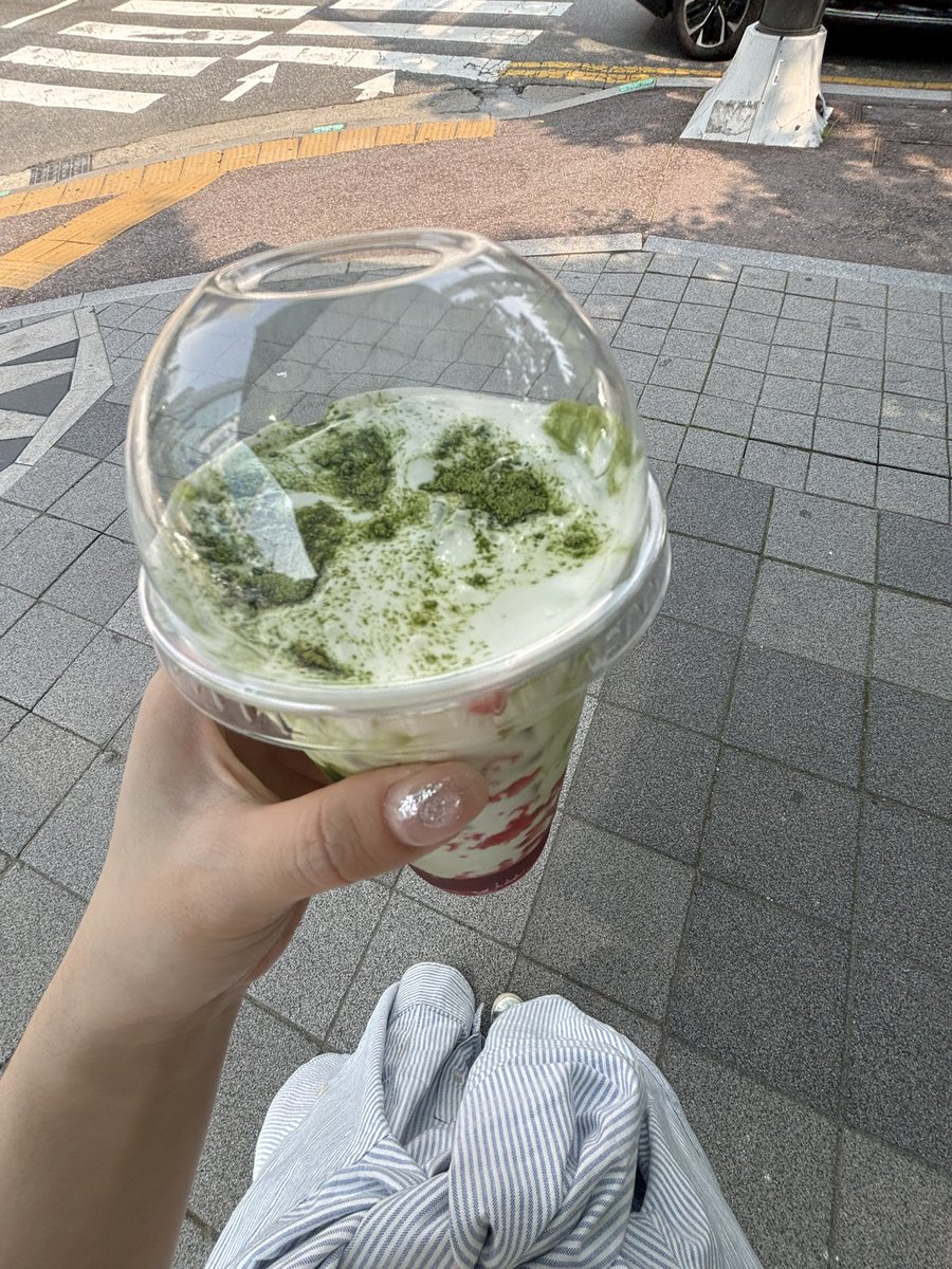 진한 아초 먹고싶으면 텐퍼센트 아초 드삼 존 나 맛 있 음. 얼음 녹아도 맛잇음
알바생들이 ㄹㅇ초코를 중탕해서 만든다네요 제 친구가 말해줌
그리고 말차딸기크림라떼? 크림말차딸기라떼? 도 존맛 요즘 내 최애카페임💕😆