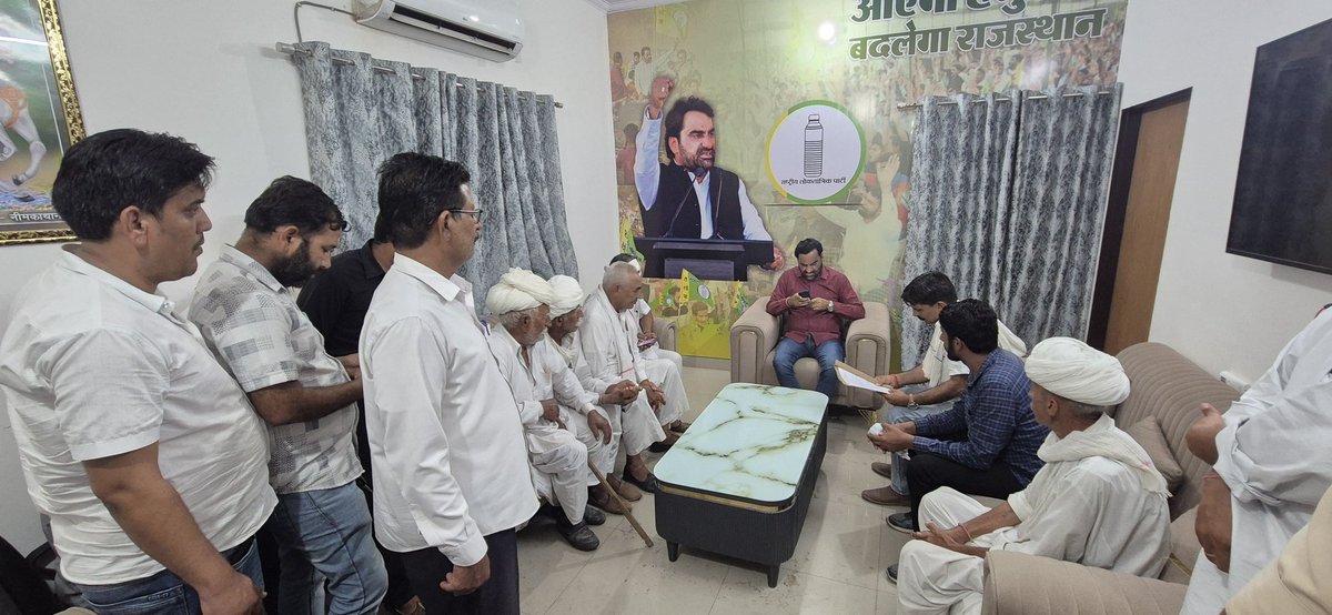 जोधपुर जिले के बावड़ी क्षेत्र में स्थित गंगाणी गांव निवासी युवक अशोक ईनाणीया के लापता होने के बाद उसका शव किसी कुएं में मिलने से जुड़े मामले में स्वर्गीय अशोक के परिजनों व गंगाणी गांव के बुजुर्गों ने कल शाम मुझसे जयपुर आवास पर मुलाकात करके इस मामले के संबंध में जोधपुर पुलिस