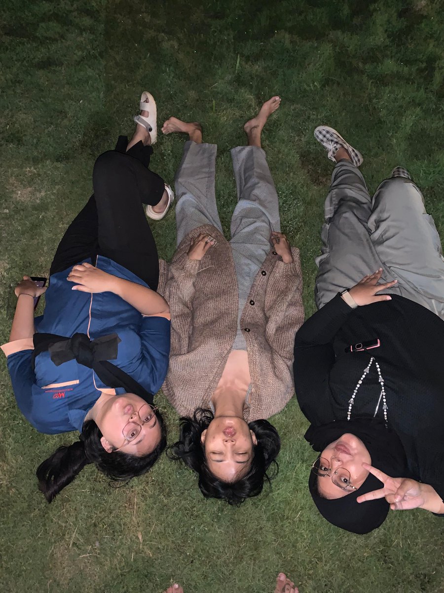 jadipelari's tweet photo. Per hari ini, aku mau meromantisasi hidupku to the fullest. Supaya aku bisa lebih bersyukur dan menghargai the point of why I still live this far.

This is us laying on a grass at night, cuma buat kasih makan intrusive thoughts turns out nyaman banget!
Bahagia ki sepele. https://t.co/SacdmxMT1C