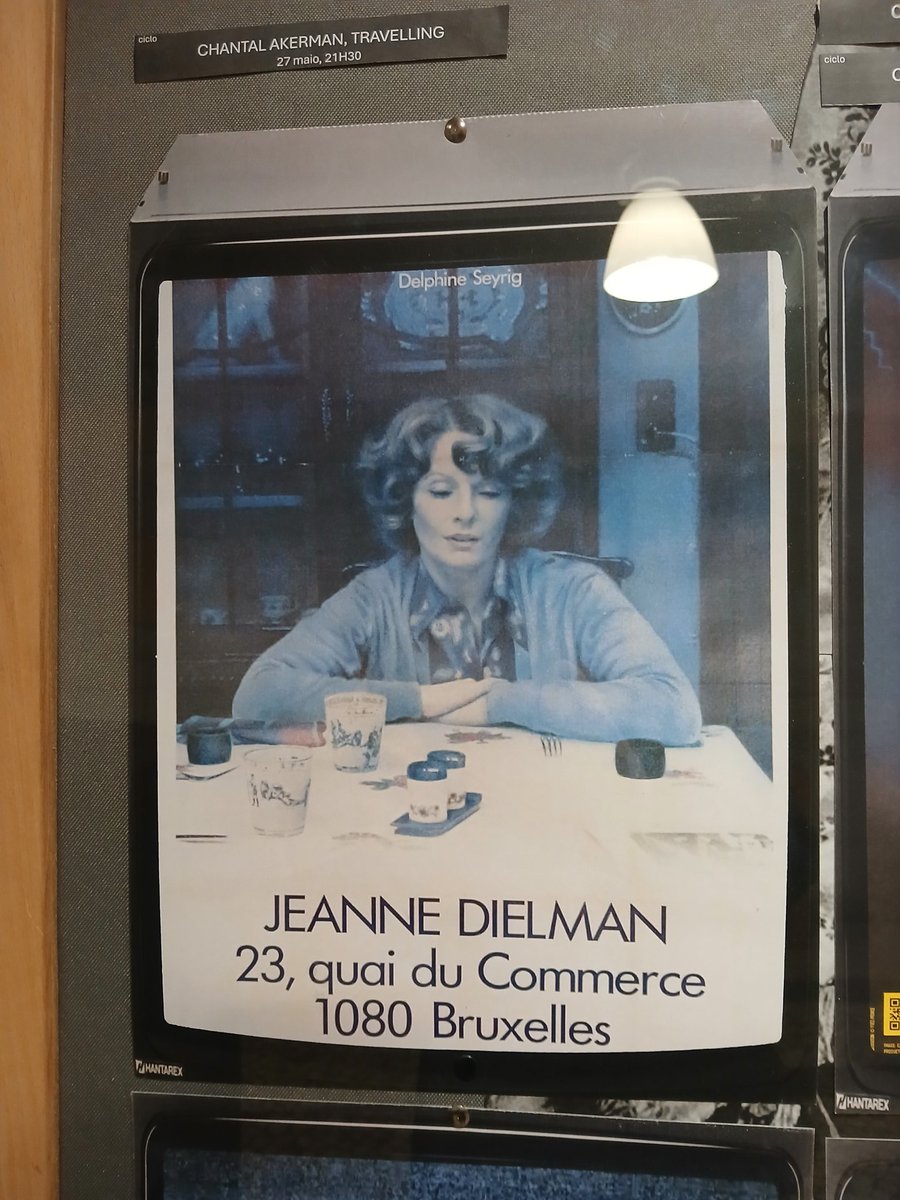 Ontem a noite foi na Cinemateca, na companhia de 'Jeanne Dielman 23, quai du Commerce 1080 Bruxelles'; depois de visionamentos em casa, enfim a Sala; e só na Sala se pode tomar consciência da envergadura desta obra; e pensar que Akerman tinha apenas 25 anos quando lhe deu vida!