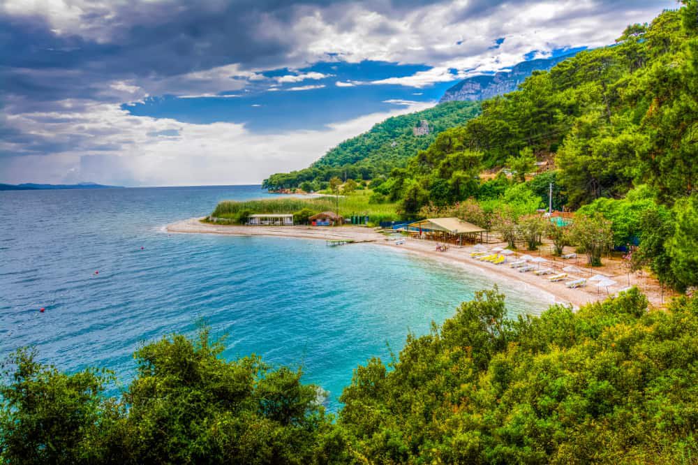 Ege’nin saklı cenneti Akyaka, sadece güzelliğiyle değil, yavaş yaşamın huzuruyla da büyülüyor. 🌿 Cittaslow unvanıyla; yerel üretimi, doğal dokusu, sakinliği ve kültürel zenginliğiyle sürdürülebilir bir yaşam sunuyor.