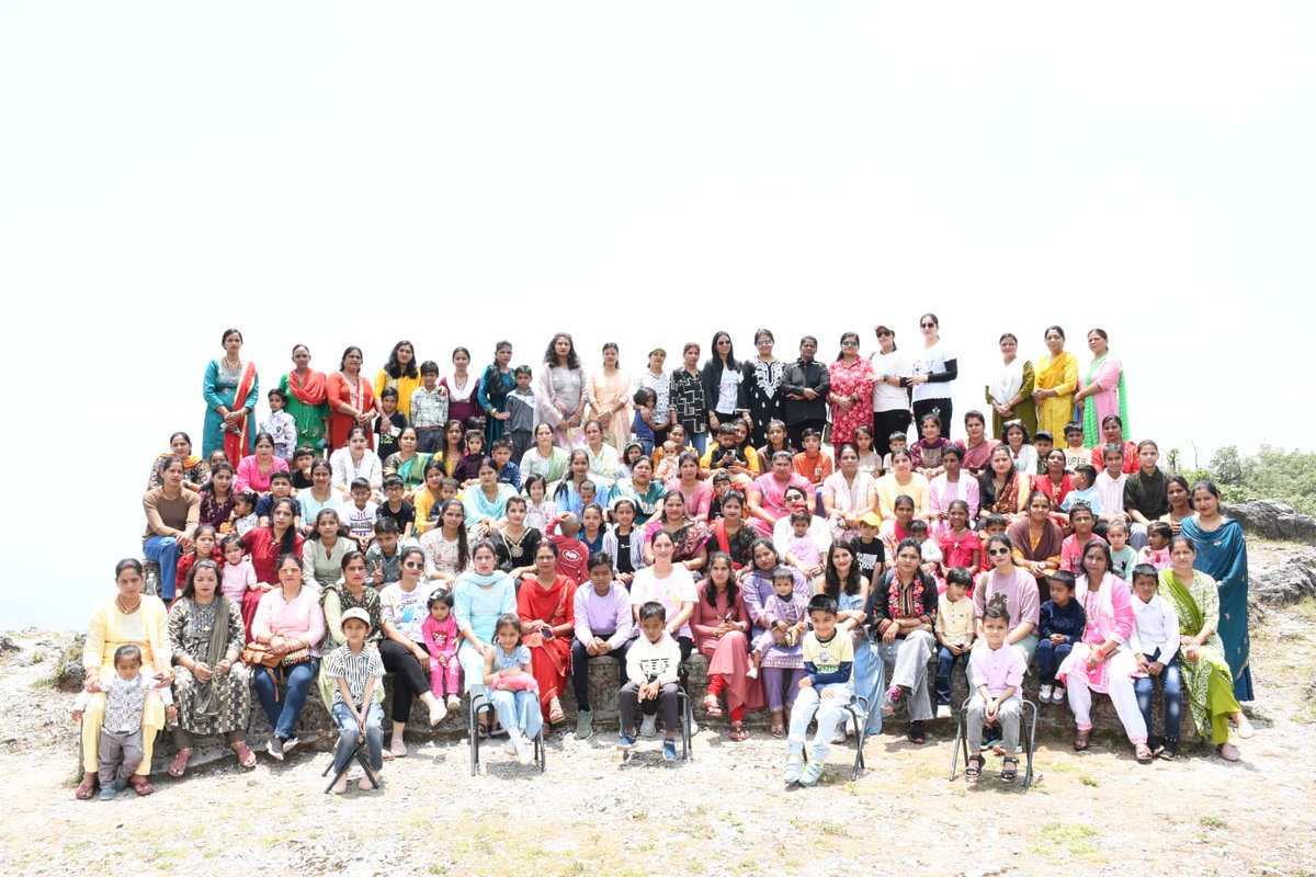 #ITBP Academy Mussoorie में #HWWA द्वारा मासिक बैठक एवं ट्रैकिंग कार्यक्रम का आयोजन किया गया, जिसमें सभी सदस्याओं ने उत्साहपूर्वक भाग लिया। साथ ही, दसवीं कक्षा में 85% अंक लाने पर यथार्थ विश्वकर्मा (पुत्र हवलदार/जीडी महेश राम) को सम्मानित किया गया।
#Himveers