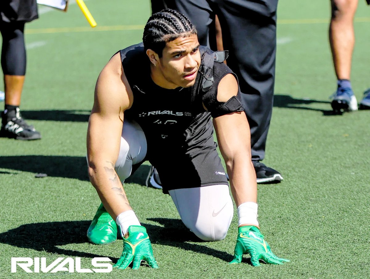 DaveKeefer's tweet photo. Frontrunner emerges for four-star DE Prince Tavizon (San Diego Lincoln):
Click here: https://t.co/J607BNfUNU
There is a two-team race at the top between Oregon and USC for Tavizon but one team absolutely has the edge right now.
@JUBIEPRINCEE @THEHIVEFB @TheNestSD @oregonfootball @uscfb
