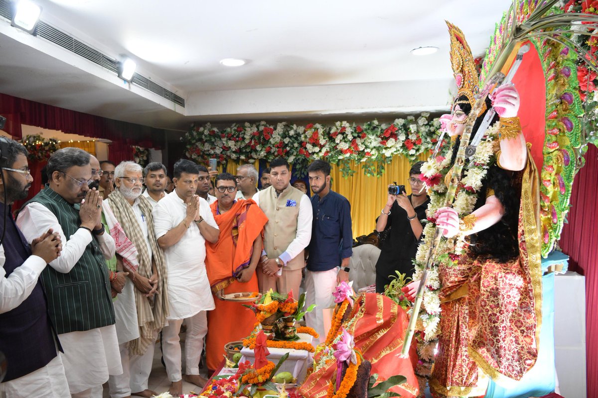 TawdeVinod's tweet photo. जय माँ त्रिपुरसुंदरी🙏🏼

स्वामी अभिषेक ब्रह्मचारी जी के सान्निध्य में आयोजित श्री विद्या त्रिकोटी कुमकुमार्चन महायज्ञ में उपस्थित होकर भगवती माँ के दर्शन कर मन श्रद्धा भाव से भर उठा। माँ त्रिपुरसुंदरी की कृपा समस्त भक्तजनों पर बनी रहे। 

#Bihar #Patna #JaiMataDi https://t.co/OnZbztCT7I