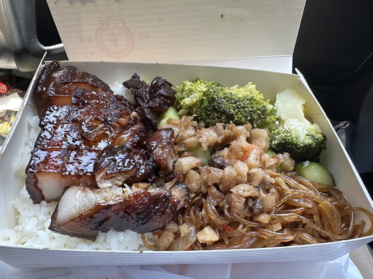 poooo_chu's tweet image. 高雄的梅家村到台南開分店了，它的口味完全有打中我，甜甜鹹鹹甜甜（要強調兩次）的魯肉在我味蕾上跳舞，油油亮亮閃閃發光的肉汁光澤比海面還耀眼