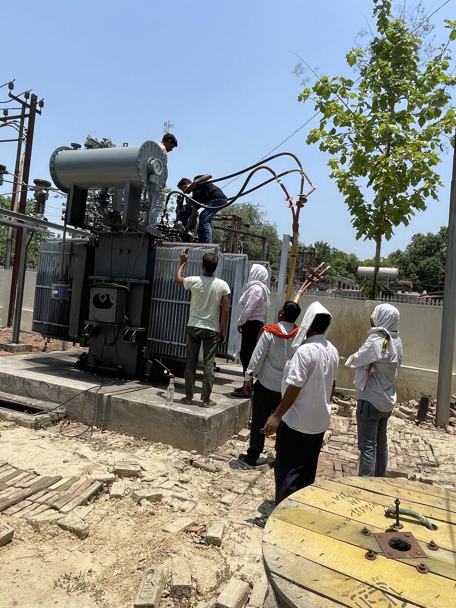 GKboss555's tweet photo. सम्मानित विद्युत उपभोक्ताओं को सुचारु रूप से विद्युत आपूर्ति करने के लिए पावर परिवर्तक पर अनुरक्षण कार्य कराया गया।
@UPPCLLKO @mvvnlAyodhya @mvvnlbarabanki https://t.co/OP64kvC7xn