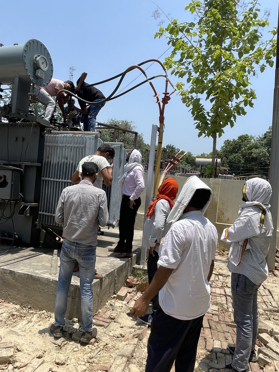 GKboss555's tweet photo. सम्मानित विद्युत उपभोक्ताओं को सुचारु रूप से विद्युत आपूर्ति करने के लिए पावर परिवर्तक पर अनुरक्षण कार्य कराया गया।
@UPPCLLKO @mvvnlAyodhya @mvvnlbarabanki https://t.co/OP64kvC7xn