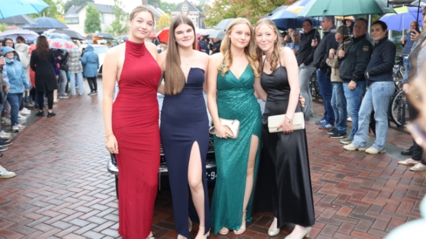 [FOTOREPORTAGE] Eindexamengala Metameer; met mooie auto's trotseerden eindexamenleerlingen het slechte weer -  kliknieuwsdemaasdriehoek.nl/l/237335