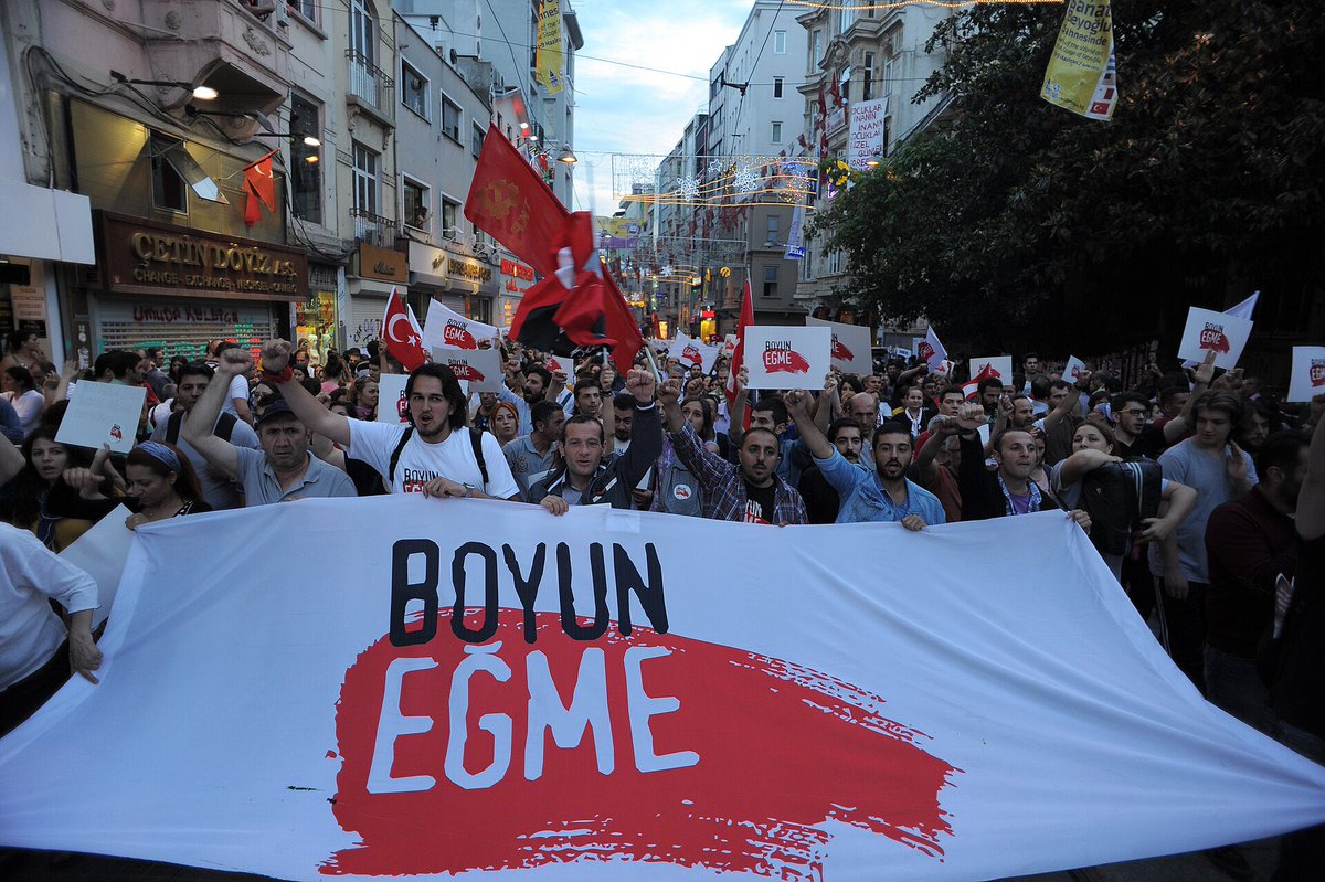 Gezi 12 yaşında!
Ağaçları değil, halkı hedef aldınız.
Yasakladınız, yargıladınız, iftira attınız.
Ama başaramadınız!
Çünkü Gezi; özgürlük, dayanışma ve onurdur!
Siz unutturmaya çalıştıkça biz daha çok hatırlatacağız!
#Gezi12Yaşında #GeziyiSavunuyoruz