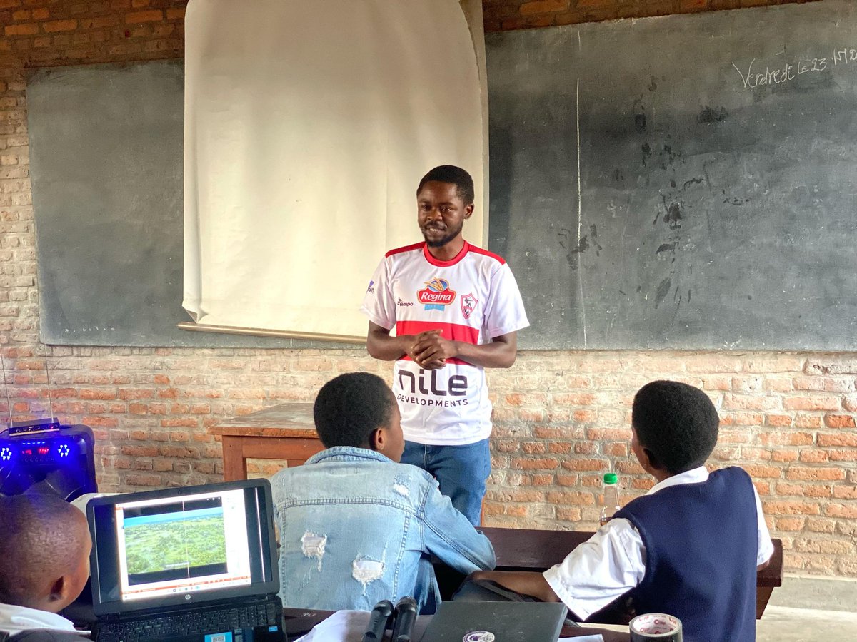 RichardMuhima54's tweet photo. De retour à l'Institut #Zanner/Goma après des lustres, j'en ai profité pour transmettre mon petit savoir aux élèves.
À mon époque, j'ai dignement représenté ZANNER dans des compétitions en foot, Génies en Herbe, Orthographe, Art Oratoire, ... avec à la clé des trophées glanés. https://t.co/M5SLjqv8sV
