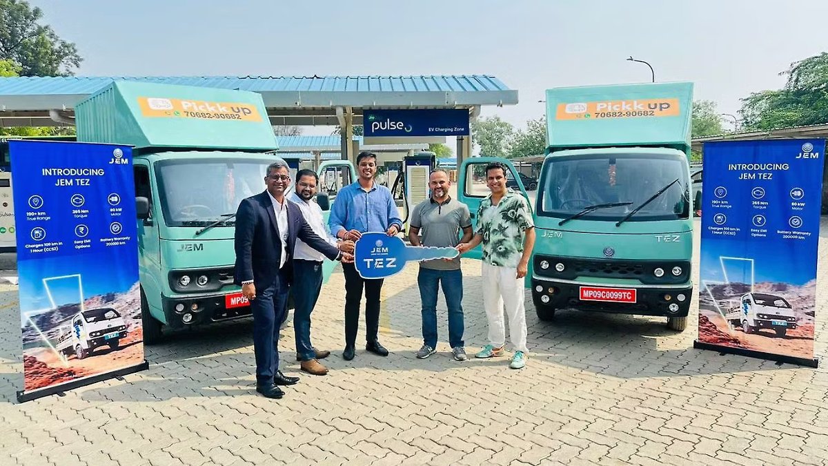 MobilityOutlook's tweet image. Jupiter Electric Mobility joins hands with Pickkup to electrify logistics with JEM TEZ e-LCVs—delivering up to 220 km range even in real-world conditions.

To read more: shorturl.at/8GbcO

#EVLogistics #JEMTEZ #SustainableTransport #CleanMobility #ElectricFleet